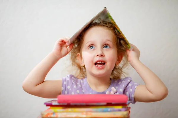 Vicces kislány könyvek. Az oktatási koncepció — Stock Fotó