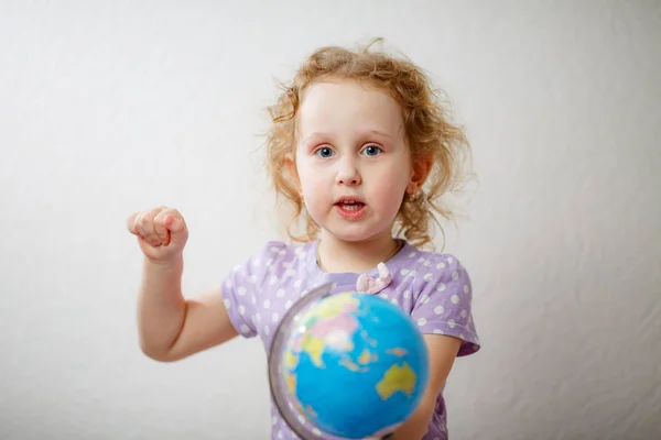 A Little Girl Studying The Globe. concepto de educación —  Fotos de Stock