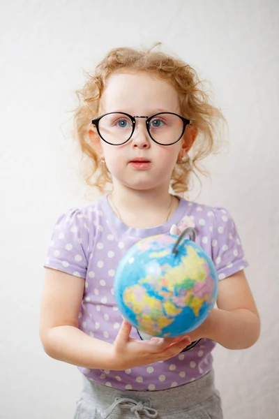 A Little Girl Studying The Globe. concepto de educación —  Fotos de Stock