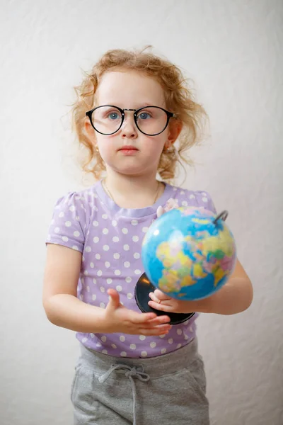 A Little Girl Studying The Globe. concepto de educación —  Fotos de Stock