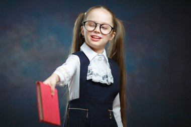 Genç kız öğrenci geçmek basılı kitap Wink bir göz ile