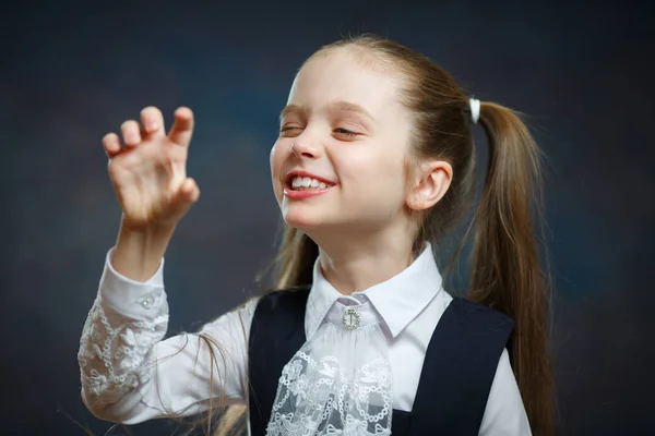 Lúdico preescolar chica aislado retrato de cerca . —  Fotos de Stock