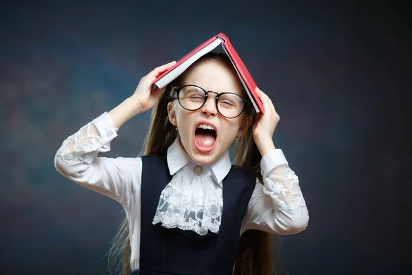 Şirin kız öğrenci Not kapak baş açık kitap ile