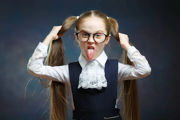 Colegiala desgaste uniforme gafas jugar mono retrato —  Fotos de Stock