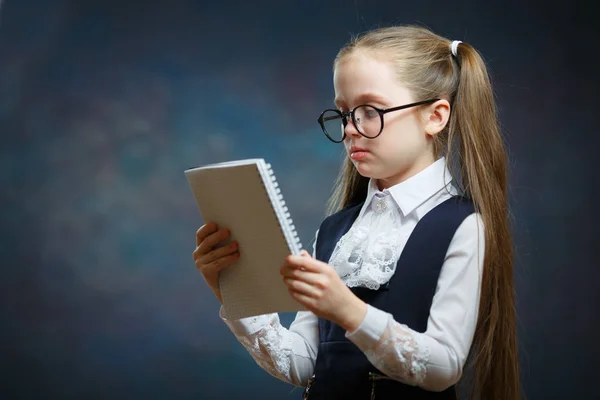 Schoolmeisje dragen de uniforme Look bril op Notebook — Stockfoto