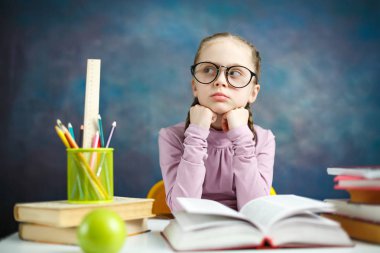 Sevimli küçük öğrenci kız çalışma fotoğraf portre. Çekici düşünceli kız öğrenci ödev okuma ders kitabı var. Akıllı öğrenci giyim gözlük eğitim sistemi okul kavramı yakın çekim açık atış