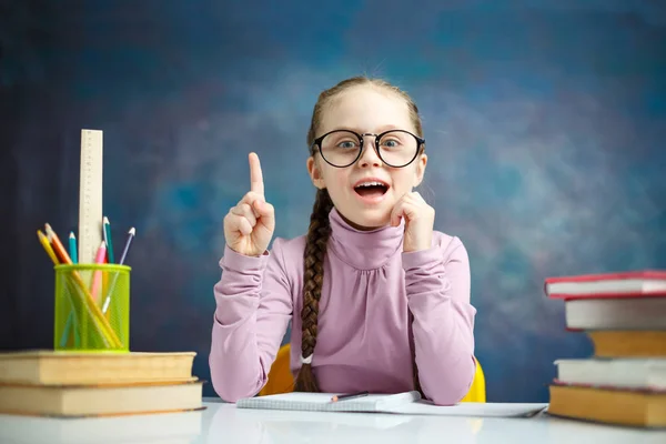 Smart Elementary Schoolgirl Obtener Idea Hacer Tarea Pretty Primary Student —  Fotos de Stock