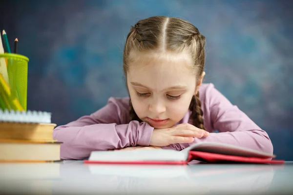 Mooie Kleine Schoolmeisje Lezen Close Foto Boek Mooie Kaukasische Elementaire — Stockfoto