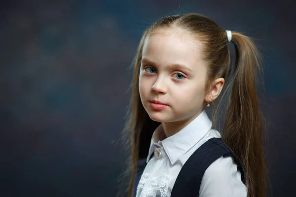 スマート白人学校少女クローズ アップの肖像画 かわいい美しい幼児見てスマート教育システム概念分離フロント カメラ顔ショット — ストック写真