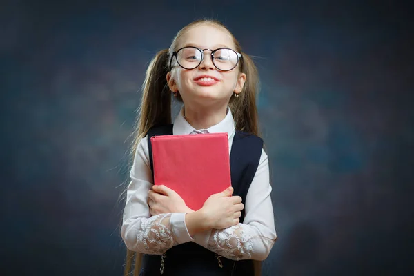 Happy Little Schoolgirl Uniforme Mantenga Apretado Libro Linda Chica Inteligente —  Fotos de Stock