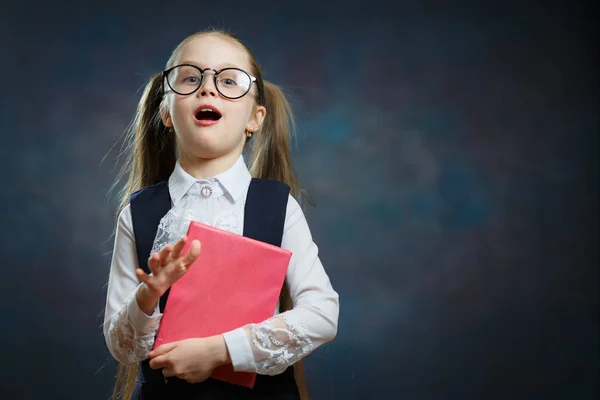 Colegiala Caucásica Con Libro Abierto Boca Chica Escuela Primaria Sorprendida —  Fotos de Stock