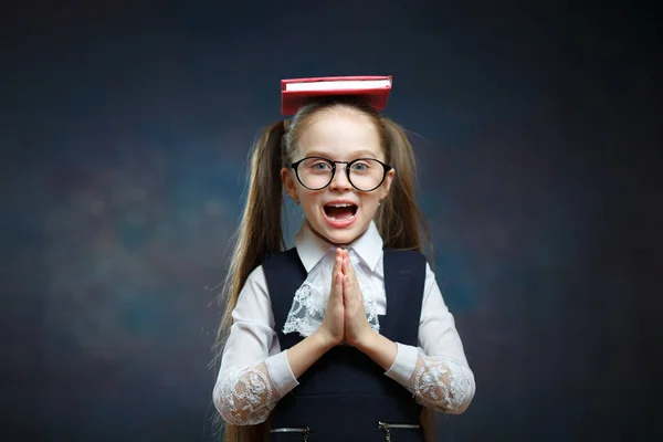 Schoolmeisje Hold Boek Het Hoofd Wordt Hand Meedoen Door Gebed — Stockfoto