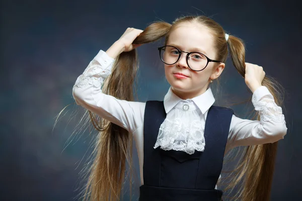 Retrato Niña Colegiala Construir Sonriente Cara Mono Niña Usar Gafas —  Fotos de Stock