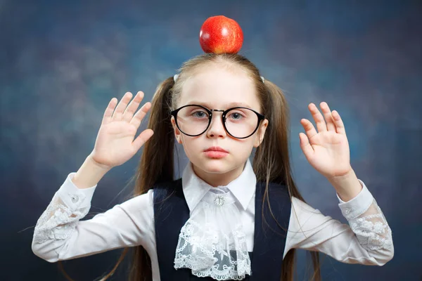 Linda Colegiala Usar Gafas Mantenga Apple Cabeza Retrato Niña Preescolar —  Fotos de Stock