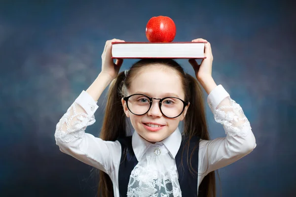 Colegiala Usar Gafas Llevar Libro Manzana Cabeza Retrato Adorable Niña —  Fotos de Stock