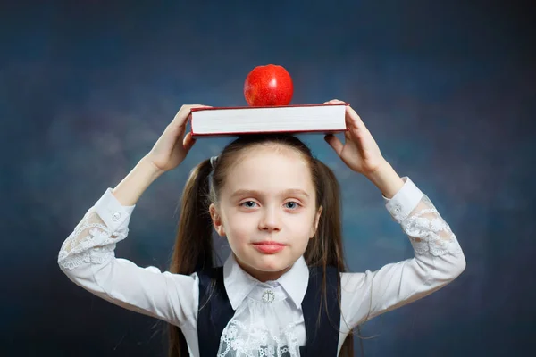 Симпатичная Школьница Держит Книгу Apple Голове Спокойная Молодая Девушка Двумя — стоковое фото