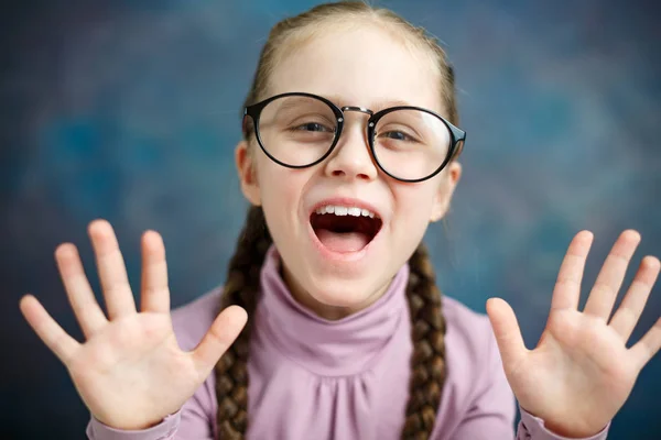 Smart Caucasian School Girl Primer Plano Retrato Atractivo Preteen Kid —  Fotos de Stock