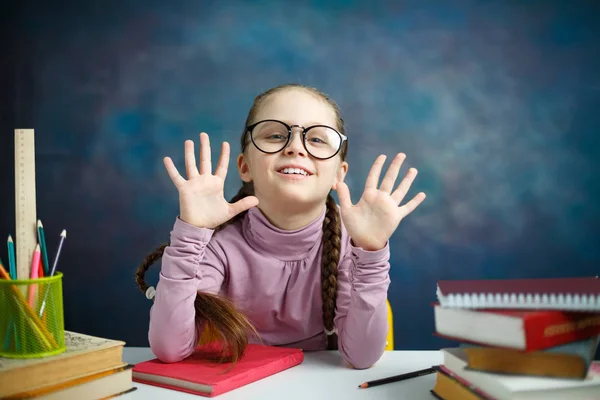 Lustiges Grundschulmädchen Emotionales Porträt Ziemlich Fröhliche Junge Lernende Mit Brille — Stockfoto