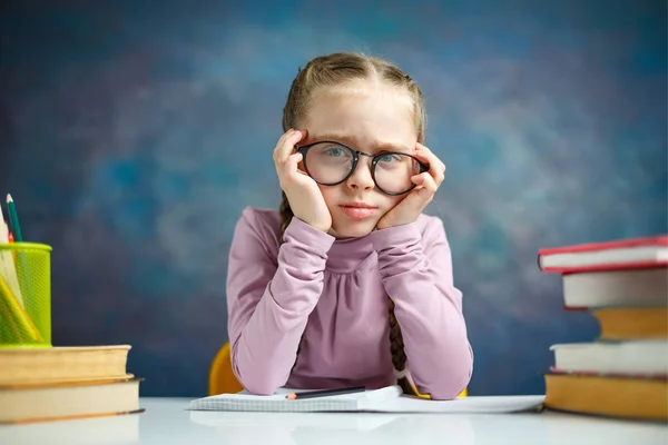 Estudante Muito Primária Menina Olhar Cansado Casa Estudo Cute Elementary — Fotografia de Stock