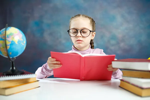 Pretty Caucasian Primary Student Girl Leer Libro Escolar Primaria Inteligente — Foto de Stock