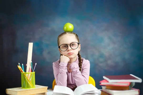 Manzana Escuela Primaria Pensativa Cabeza Smart Little Student Lea Libro —  Fotos de Stock