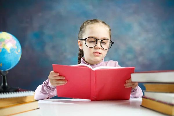 Szép Kaukázusi Elsődleges Diák Lány Olvasható Könyv Intelligens Elemi Iskolás — Stock Fotó