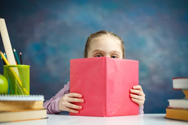 Little Primary Schoolgirl Leer Libro Estudio Retrato Lindo Aprendiz Elemental — Foto de Stock