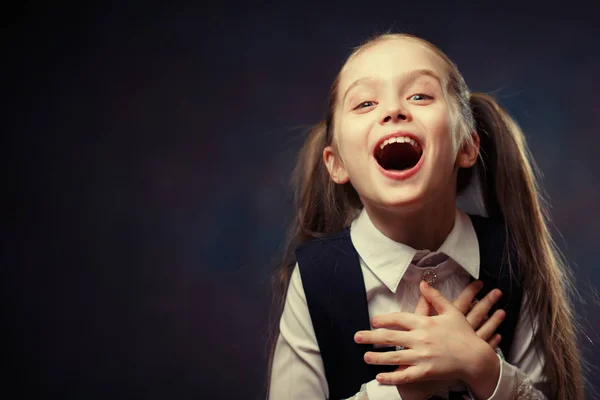 Alegre Retrato Emocional Colegiala Primaria Pretty Caucasian Girl Laugh Front —  Fotos de Stock