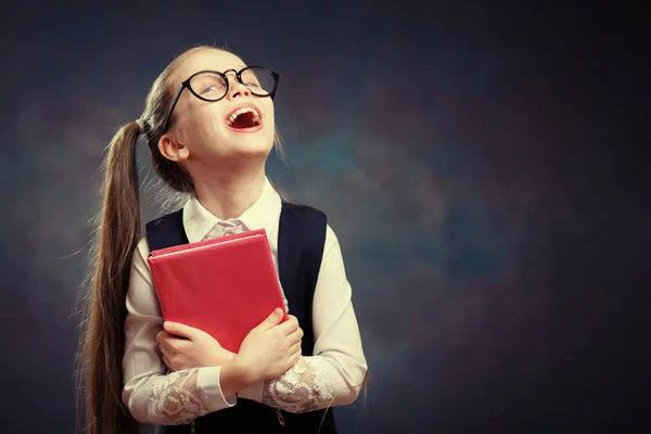 Schattig Schoolmeisje Met Open Mond Greep Boek Vast Intelligent Meisje — Stockfoto