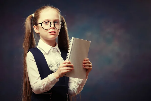 Schoolmeisje Dragen Uniforme Look Bril Notebook Camera Schot Donkere Achtergrond — Stockfoto