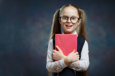 Üniforma Hold kitap sıkı mutlu küçük liseli