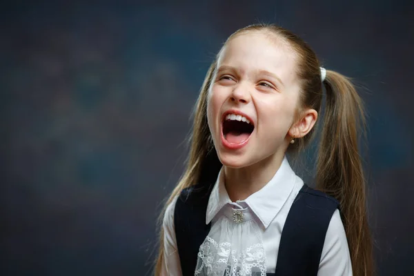 Vrolijke elementaire schoolmeisje emotionele portret — Stockfoto