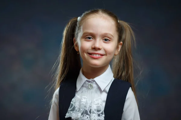Glimlachende Kaukasische elementaire school meisje portret — Stockfoto