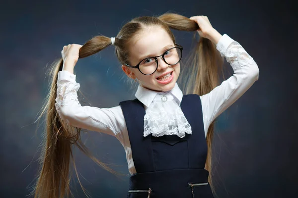 Niña Usar gafas Mira la cámara. Niño cogido de la mano en la cola de caballo —  Fotos de Stock