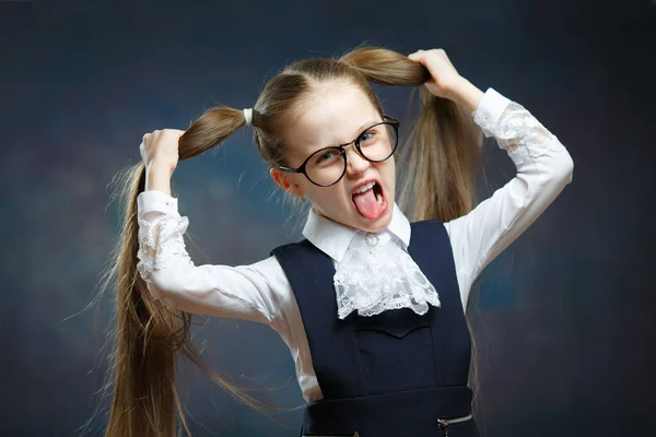 Colegiala desgaste uniforme gafas jugar mono retrato —  Fotos de Stock