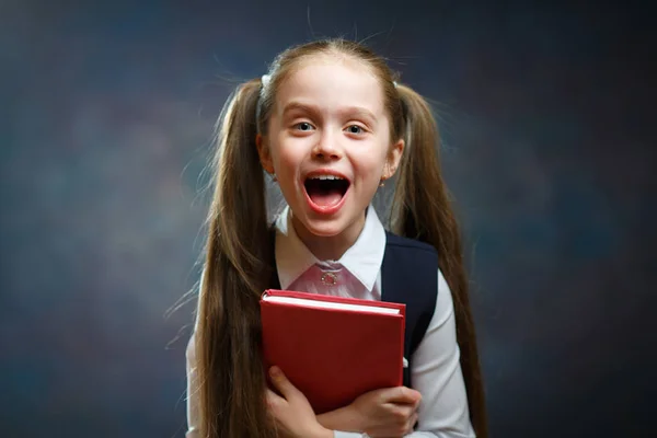 Riendo mucho pelo colegiala espera libro rojo grito —  Fotos de Stock