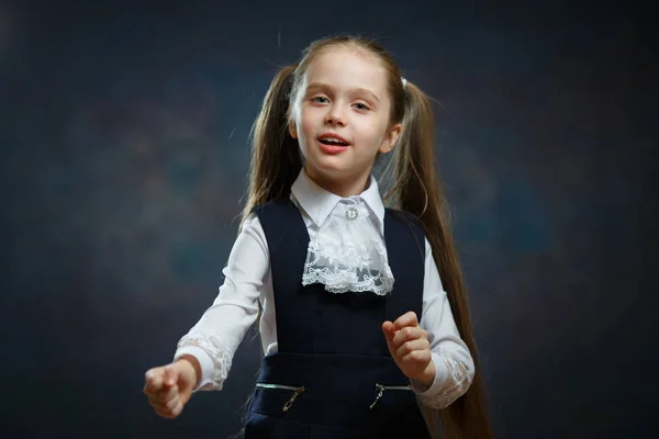 Slimme school meisje in uniform close-up portret — Stockfoto