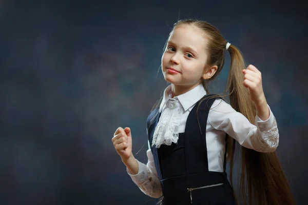 Escuela inteligente chica en uniforme primer plano retrato —  Fotos de Stock