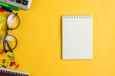 Açık Notebook Ofis Kırtasiye Tasarımı Düz Lay