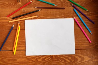 Kağıt ve Farklı Renkli Kalemler Boş Listesi