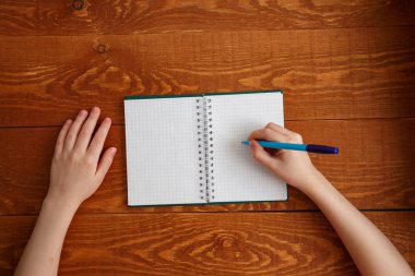 Boş Defterde Karakter Çocuk Yazma Düz Lay