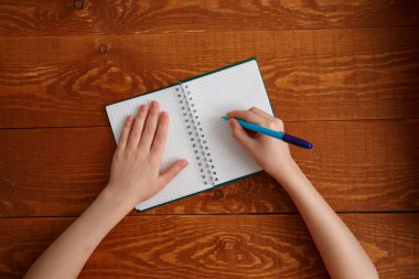 Boş Defterde Karakter Çocuk Yazma Düz Lay