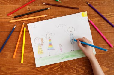 Ahşap Masa üzerinde Karakter Çocuk Çizim Görüntü