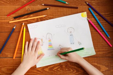 Ahşap Masa üzerinde Karakter Çocuk Çizim Görüntü