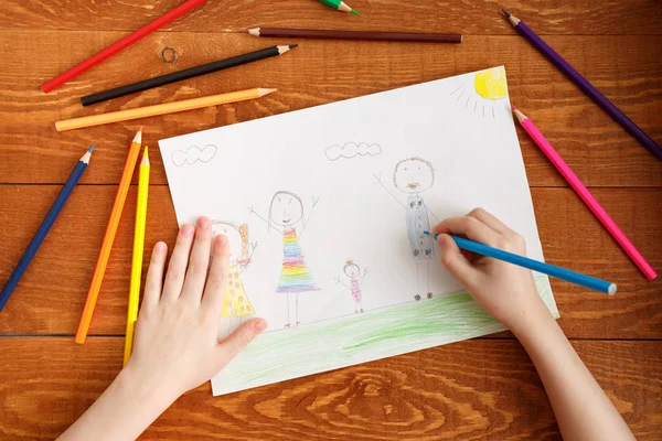 Ahşap Masa üzerinde Karakter Çocuk Çizim Görüntü