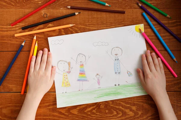 Ahşap Masada Karakter Çocuk Elleri ve Görüntüsü