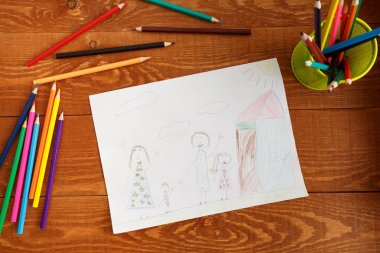 Ahşap Masa üzerinde Karakter Çocuk Çizim Görüntü