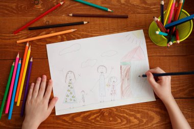 Ahşap Masa üzerinde Karakter Çocuk Çizim Görüntü