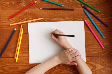 Yukarıdan çocuğun elleri kalem ile göster