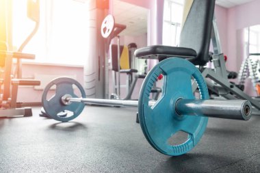 Serbest Ağırlık Olimpik Vücut Geliştirme Arkaplanı. Arka planda mercek parlaması.